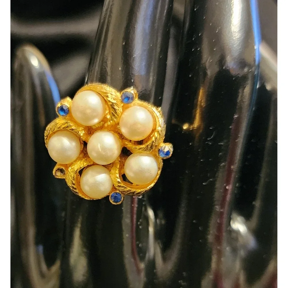 VTG Gold Tone Faux Pearl Cluster Ring Blue Rhinestone Accents Size 5.5 READ